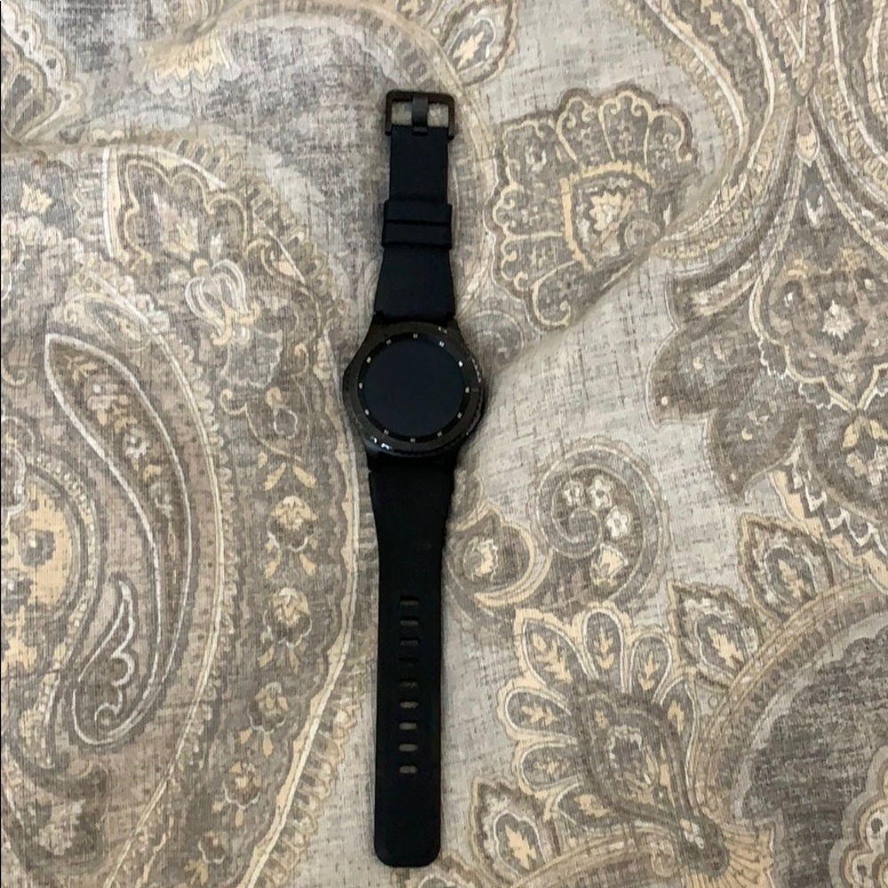 Samsung Gear S3 Frontier and wireless charging box
